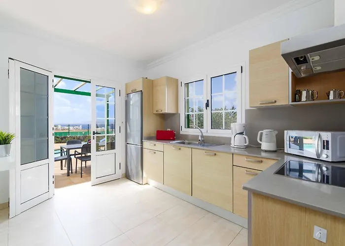 Femes Playa Blanca (Lanzarote)